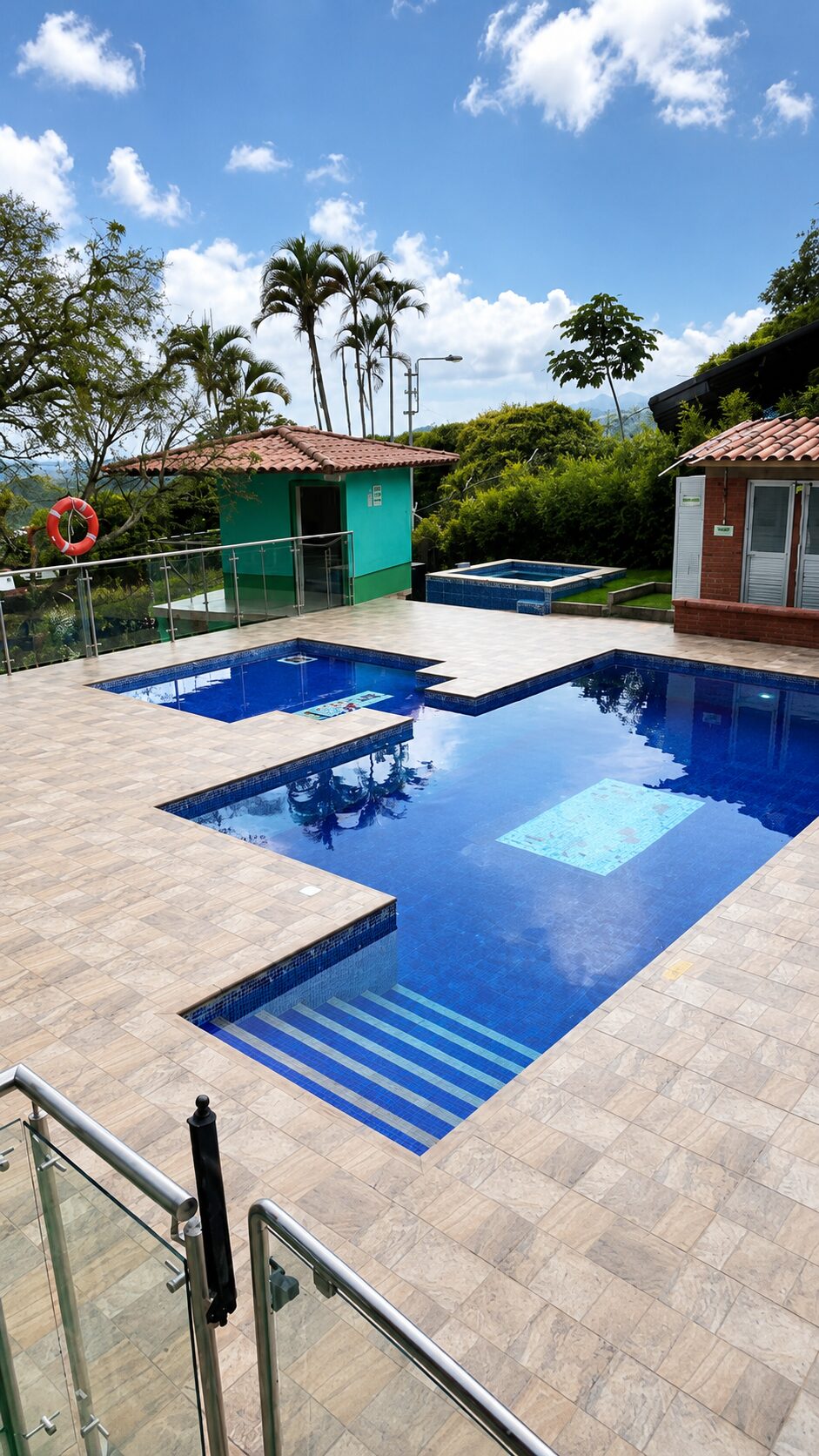 Piscina y zona social de Cristo Rey Hostal Campestre con vista a las montañas