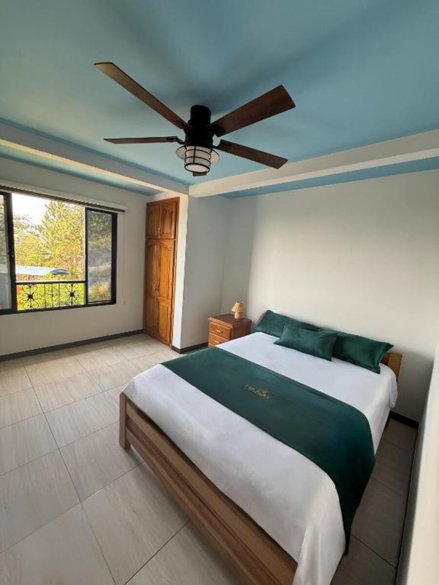 Habitación Doble de Cristo Rey Hostal Campestre, con cama grande y ventilador de techo